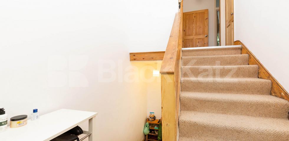 			SPLIT LEVEL 2 BED, 2 Bedroom, 1 bath, 1 reception Flat			 Cornwall Road, FINSBURY PARK